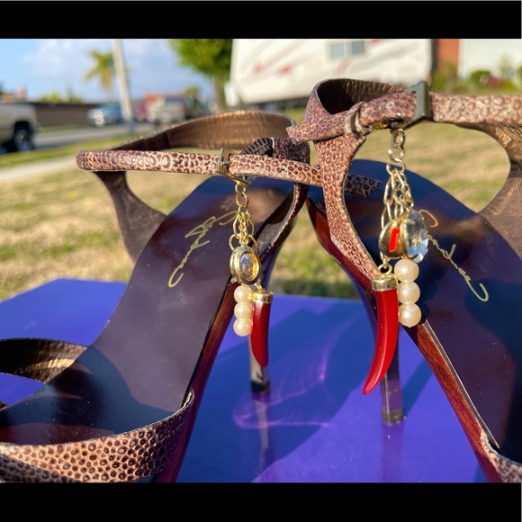 Report Signature Pepper, wood with metal studs and gold heels with charms! 🌶 - Picture 7 of 15